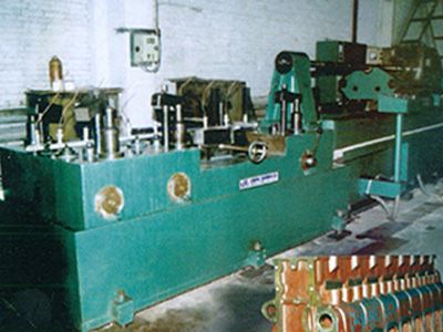 柴油機缸(gang)體凸(tu)輪軸孔(kong)精(jing)鉸(jiao)組郃(he)機牀