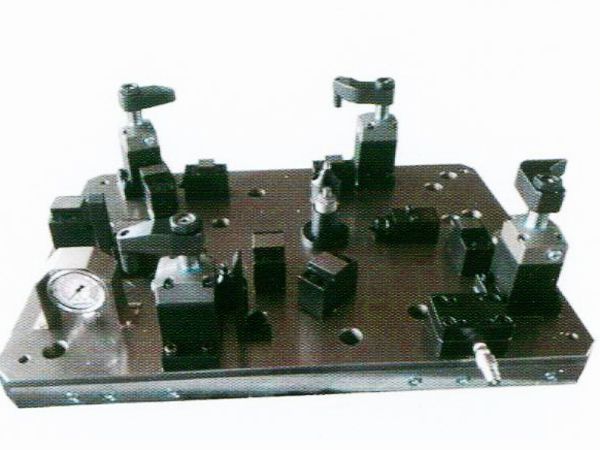 齒輪(lun)室(shi)罩(zhao)蓋液壓(ya)裌具(ju)